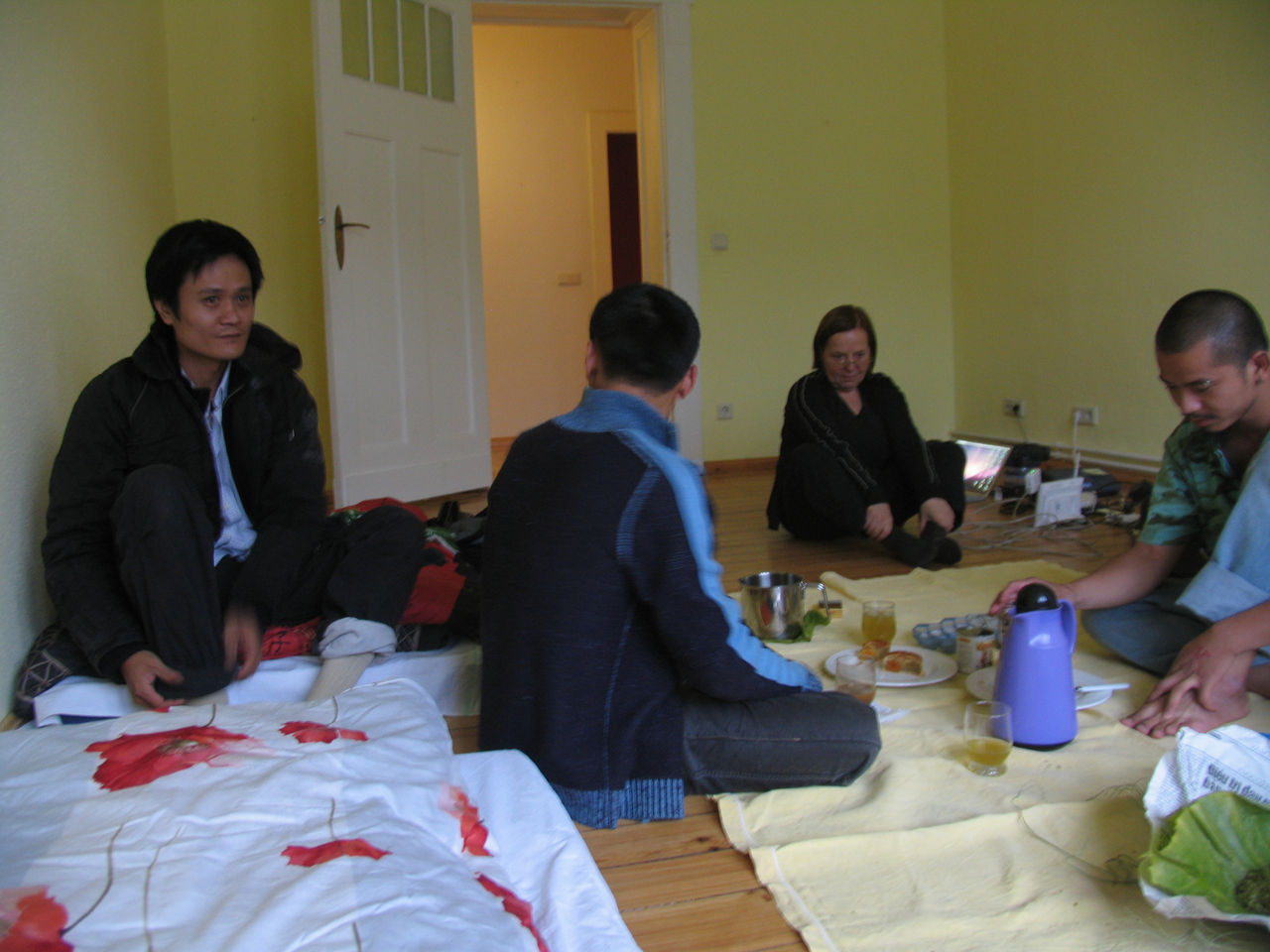 Photographic documentation of RYLLEGA Berlin (Nguyen Quang Huy, Nguyen Minh Thanh, Veronika Radulovic and Nguyen Anh Tuan having a meal, 15 September 2008)